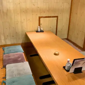 《リラックスできる空間》足を伸ばしてくつろげる掘りごたつ席。気の合う仲間とのひとときをゆったりとお過ごしいただけます!