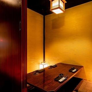 【 掘りごたつ座敷個室 】 店内は、お洒落な和モダン空間で大人の個室空間。女子会やデートも気兼ねなくお過ごし頂けます。こだわりお酒を豊富にご用意しておりますので、個室席でゆったりとお愉しみください♪