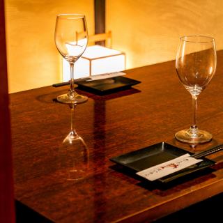【2名様限定】カップルシート個室。デートやご夫婦でのお食事にピッタリの空間をご用意いたしました。周りを気にせず、ゆっくりと大切なお時間をお過ごしください♪