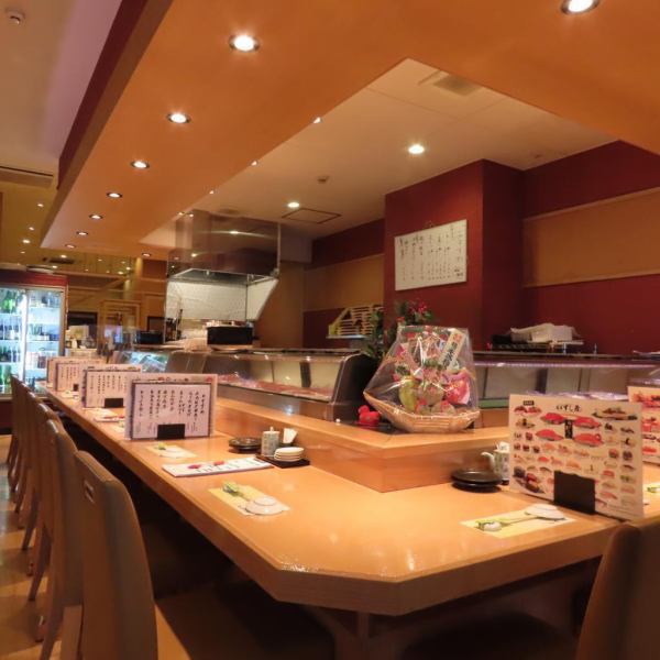 【本格寿司の醍醐味】寿司といえば、職人の技を目の前で楽しめるカウンター席がおすすめです。美しい所作を眺めながら、握りたての一貫をご堪能いただけます。お一人様でのご利用や、デートにも最適な落ち着いた空間です。職人との会話を楽しみながら、旬の味覚を味わう贅沢なひとときをお過ごしください。