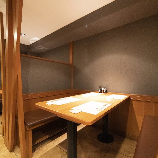 The wooden table seats have a calming atmosphere and are perfect for private use by adults. Enjoy carefully prepared original game dishes in a clean restaurant.