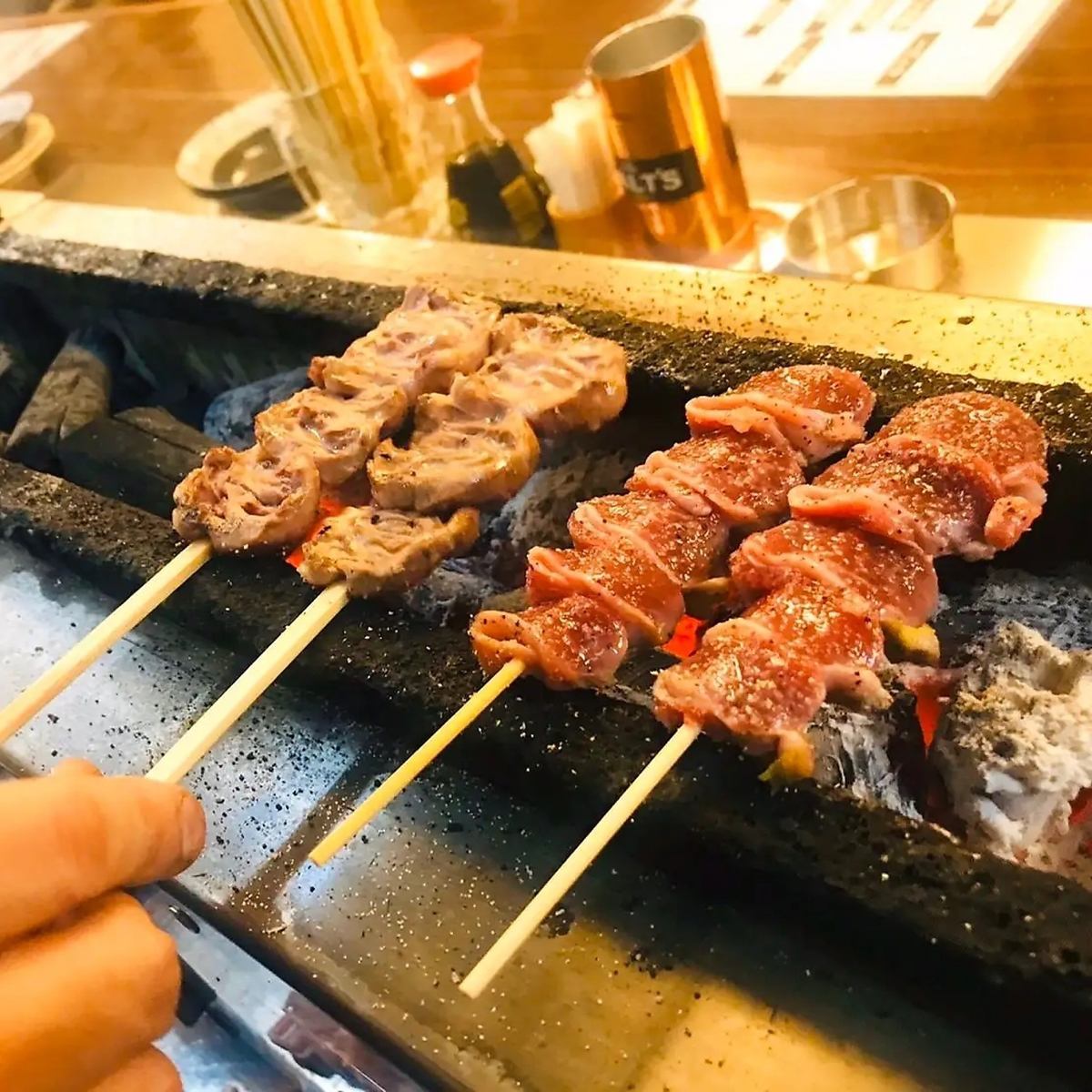 備長炭で丁寧に焼き上げる本格炭火焼鳥｜1本～ご注文OK！