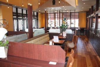 カウンター席・4名掛け・6名掛けなど10人以上も可能テ－ブル・カウンター全26席有り最大80名収容可能