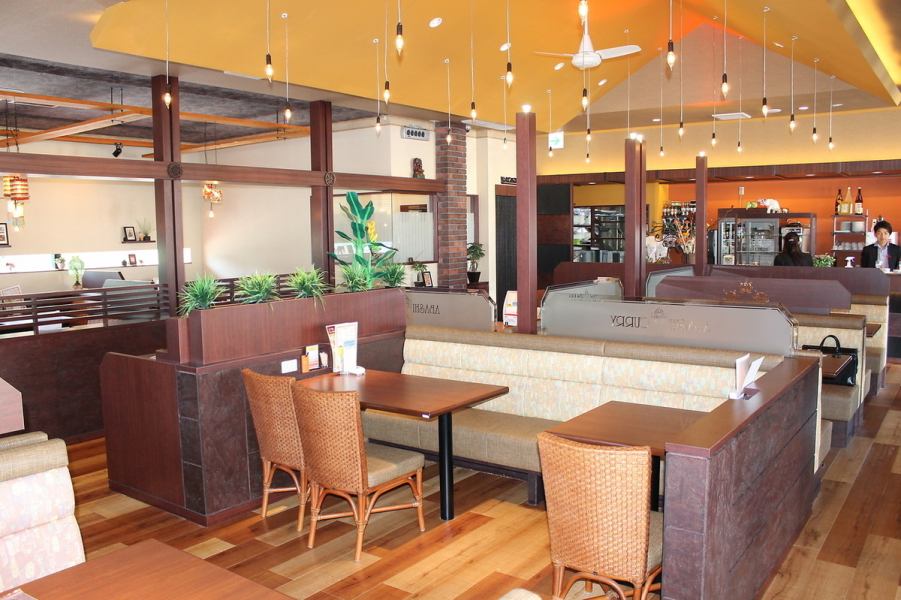 店内はウッド調のナチュラルモダンで明るい落ち着いた雰囲気。