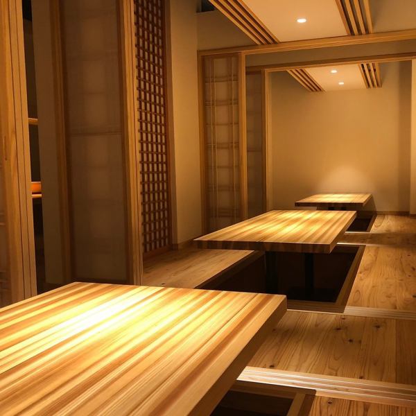 【掘り炬燵個室】木の温もりが感じられる落ち着いた雰囲気の掘り炬燵個室は、6名様×3室ご用意しております。足を延ばしてゆっくりお寛ぎいただける掘り炬燵と、安心安全のプライベート空間が人気のお席です！お祝い事やおもてなし、接待、二次会にも最適な掘り炬燵個室は3室と限りがございますので、ご予約はお早めに！！