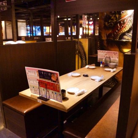 Dokan and Waiwai public bar! Easy-to-use table seats and BOX seats are a perfect space to drink quickly after work ♪