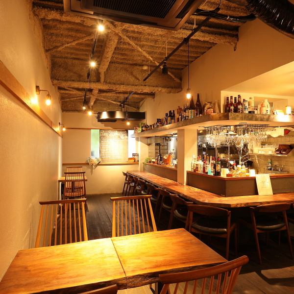 店内には2名様用テーブルが1卓、4～6名様用テーブルが1卓、そして最大10席のカウンターをご用意。おひとり様からグループ利用まで幅広く対応可能で、女子会やご家族での食事にもぴったり。貸切もご相談に応じて柔軟に対応いたします。