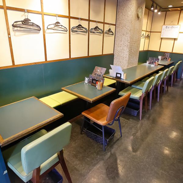 テーブル席は、ゆったりとした空間で食事や会話を楽しむ事ができます。友人や家族との集まりに最適で、プライベート感もあり、リラックスしたひとときをご提供します。宴会や貸し切りも可能で、様々なシーンにご対応します。