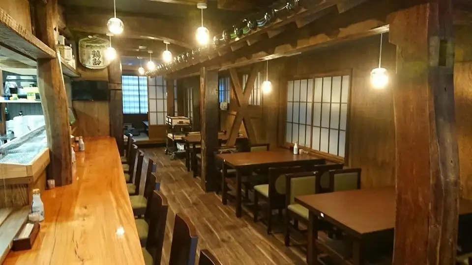 落ち着いた店内はテーブル・お座敷・カウンターのご用意となっております。お一人様でもご家族・友人ともゆっくりと楽しめる空間を提供いたします！