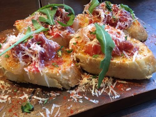 Crostini with prosciutto, tomato and pecorino cheese