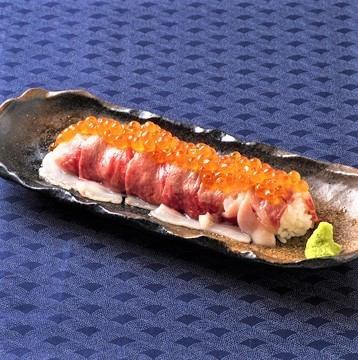 人气肉寿司！只有鱼人才能做到的海鲜和日本牛的合作！当然，我们也以新鲜的海鲜寿司为荣！