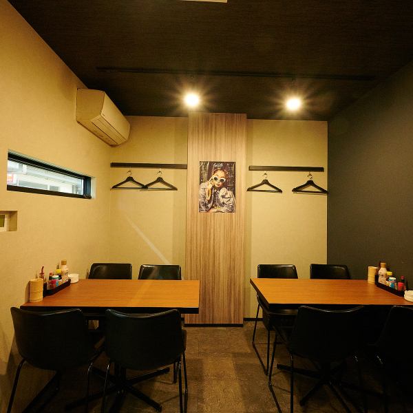 【テーブル席】新鮮な海の幸を楽しめる居酒屋。和泉府中駅より徒歩5分と絶好の位置にお店を構えておりますので終電もギリギリまでお過ごしいただけます♪3名様からご利用頂けるテーブル席もございます！お席を繋げてお座り頂くことも可能ですのでその際はご予約またはお電話にてお問い合わせくださいませ！