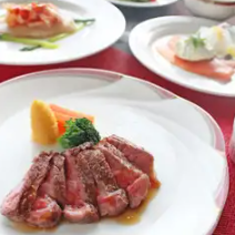 【2月～5月】【5,000日圓套餐】包含美味的沙朗牛排、檸檬奶油烤扇貝等。