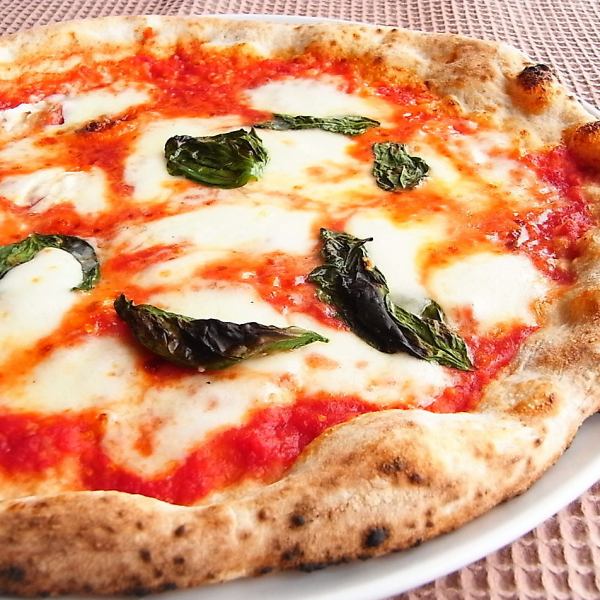 使用100%意大利面粉制作的手工新鲜出炉的披萨！人气玛格丽特1,400日元♪