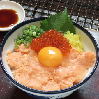 Salmon, green onion and salmon roe rice bowl