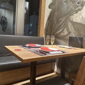 2名様～様々な人数でご利用可能な広々としたテーブル席をご用意しております。基本的には4人掛けのお席ですが、お席の移動も場合によっては可能です。お気軽にご相談ください♪