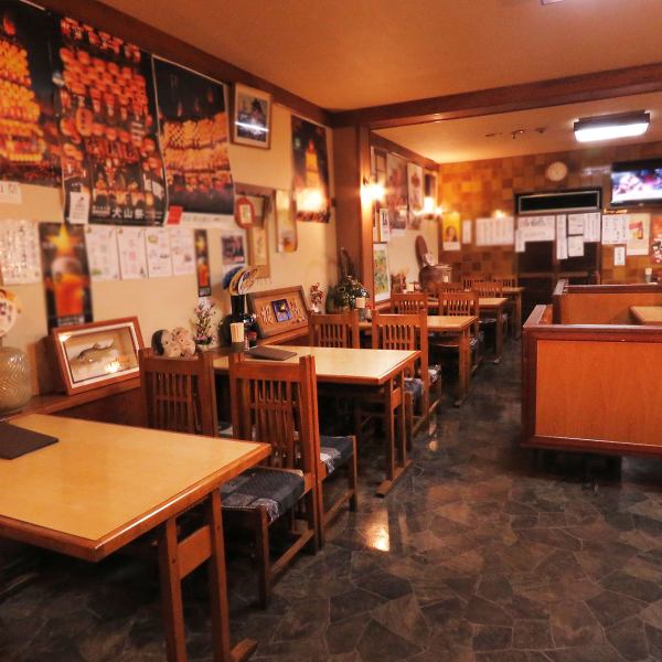 昭和32年から営業をしており、店内は当時そのままでとても歴史を感じる空間となっております。テーブル席も多く、観光ついでにふらっと立ち寄ったり帰りにちょい飲みにも最適です◎