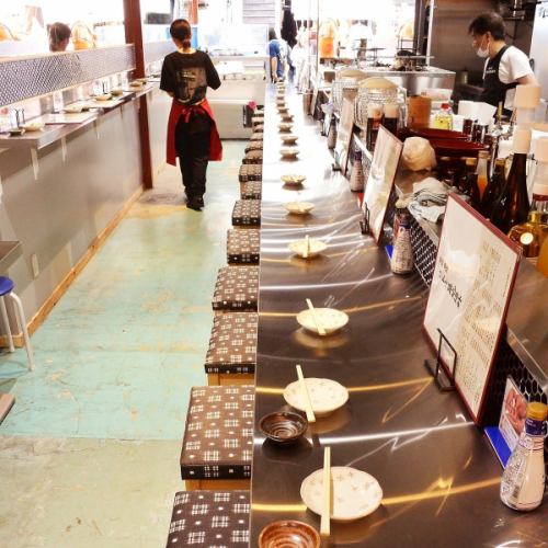 長いカウンター席は、人数が多い観光のお客様にも人気です。