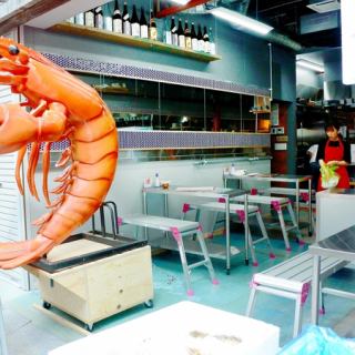 店頭は気軽に立ち寄れる屋台席も！