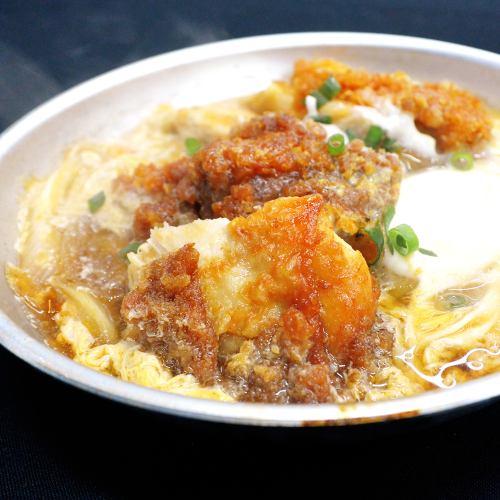鳥カツ卵とじ丼の上の具