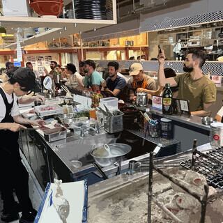 ”築地場外の魚居酒屋”がコンセプト。囲炉裏を囲むカウンター席は大人気！