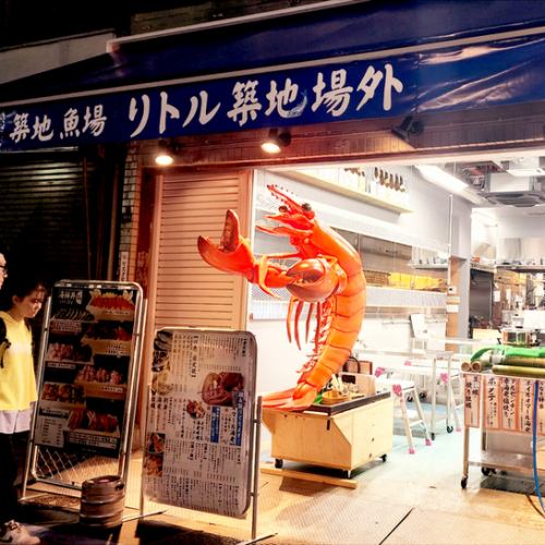 目を引く鮮やかなエビのオブジェ！