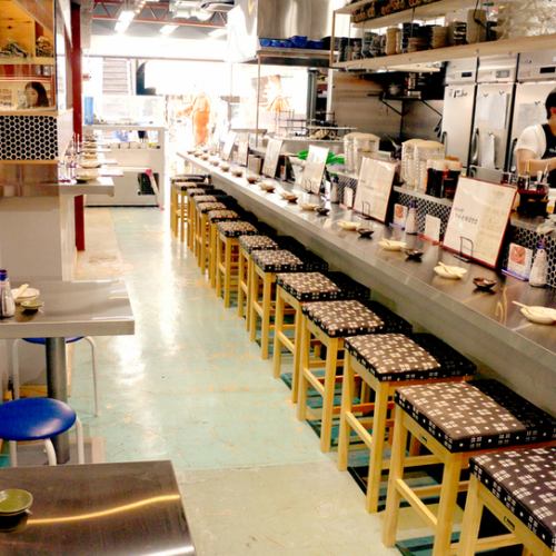 カウンター席の反対側にはふらっと立ち寄れる立ち飲み席もございます！