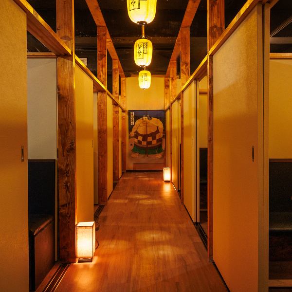 当店は全席個室を完備している和食居酒屋です。個室は2名から最大80名まで対応可能で、プライベート感たっぷりの空間で、ゆっくりとお食事を楽しむことができます。