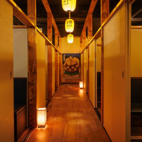 <p>当店は全席個室を完備している和食居酒屋です。個室は2名から最大80名まで対応可能で、プライベート感たっぷりの空間で、ゆっくりとお食事を楽しむことができます。</p>
