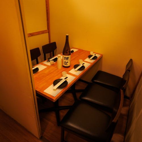 店内は清潔感にあふれ、細部まで行き届いた美しい空間が広がり、落ち着きのあるインテリアとおしゃれな雰囲気が調和し、心地よく過ごせるのが魅力です。