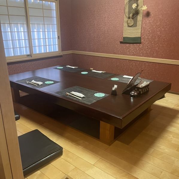 8名まで入れる掘りごたつの個室があります。接待やご家族でゆっくりお食事とお酒を楽しみたい方におすすめです。1室しかございませんので、早めの予約をお勧めしております。