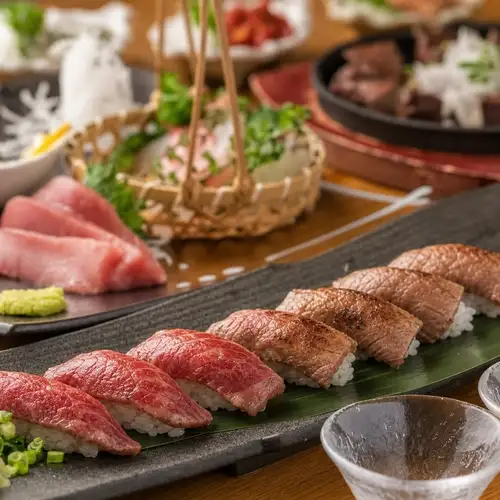 口の中でとろける極上肉寿司！牛・豚・鶏それぞれの旨みと、多彩な味わいを贅沢に食べ比べられます◎