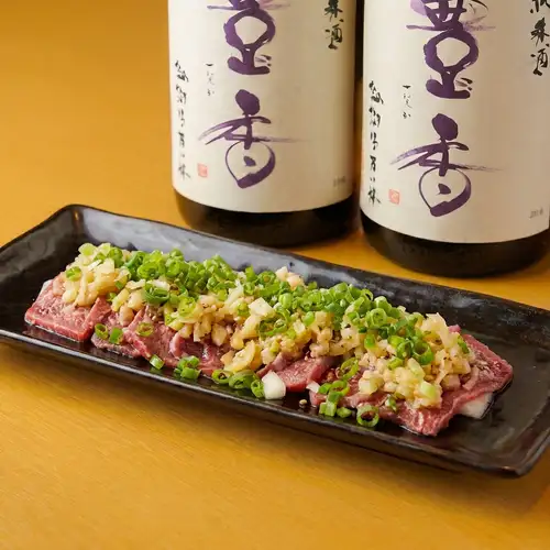 Beef tongue tataki covered in green onions