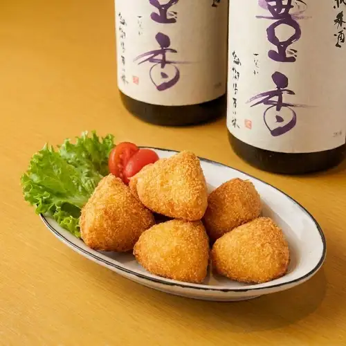 Deep-fried Camembert cheese / Deep-fried tofu