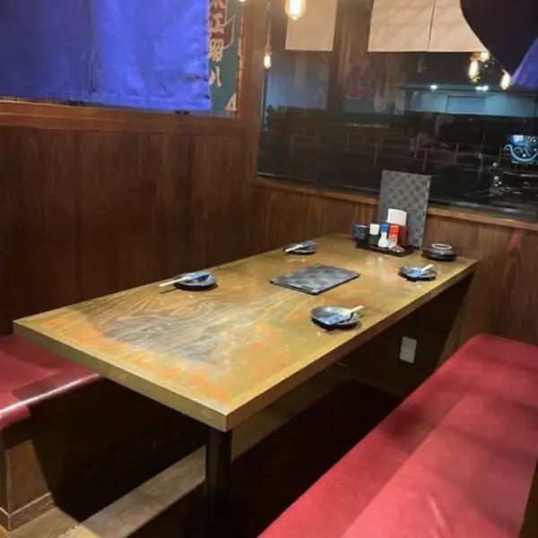 お一人様でも気軽に立ち寄れるカウンター席は、仕事終わりの一杯やデートに最適です。また、ゆったりとしたテーブル席は、ご友人や同僚とのお食事、会話を楽しみたい時にぴったり。漁具の装飾が映える落ち着いた和モダンな空間で、自慢の料理とお酒を心ゆくまで満喫していただけます。