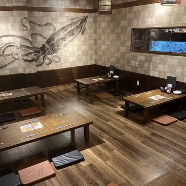 ゆとりのある広々とした座敷席は、大人数でのご宴会やグループ利用にぴったりです。最大80名様以上の大型貸切宴会にも対応可能で、会社のご宴会や季節のイベント、打ち上げなど様々なシーンに活躍します。一体感のある広々空間と自慢の宴会コースで、賑やかで楽しい特別なひとときを演出いたします。