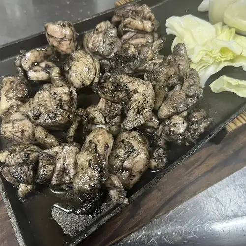 三重県産伊勢赤鶏を使用!備長炭で豪快に焼き上げる名物「もも黒焼き」