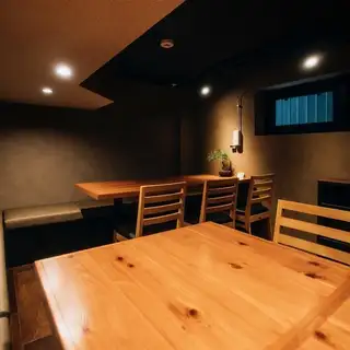 4名席が2つと、2名席が１つ、サイドテーブルが１つ、くっつけると、14名様まで利用可能