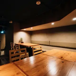 4名席が2つと、2名席が１つ、サイドテーブルが１つ、くっつけると、14名様まで利用可能