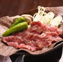 和牛ロースとキノコの朴葉焼き