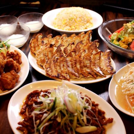 我们的餐厅提供3,500日元的无限畅饮套餐，包括我们的特色烤饺子！