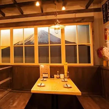 山梨への愛溢れる当店は店内にも「山梨」を持ってきました！富士山（山梨側）や自然の風景を店内に描き、山梨にいる気分を盛り上げます！