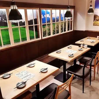 シンプルでオシャレな落ち着いた店内は、ゆったりとした空間を演出いたします。様々なシーンで、山梨の食を満喫してください!