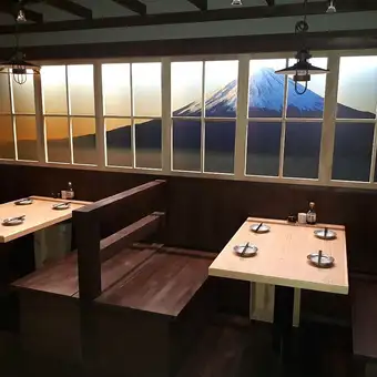 富士山の描かれた傍で山梨気分♪4名様迄のボックス席をご用意しております!ご家族でのご利用などに最適です◎