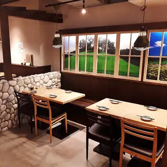 ランチタイムでもご利用いただけます!座り心地の良いテーブル席で、楽しい時間をお過ごしくださいませ。