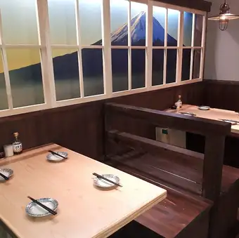 ゆったりとお過ごし頂けるテーブル席がございます。女子会や少人数での飲み会などにオススメのお席です◎