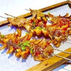 多種にわたる串や定食のランチが味わえる本格派創作中華