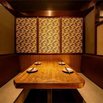 【2～50名様】ご案内可能なテーブル席もご用意ございます！各種ご宴会使いは勿論、お仕事終わりや普段使い、デートに女子会等幅広いシーンでお使いいただけます◎