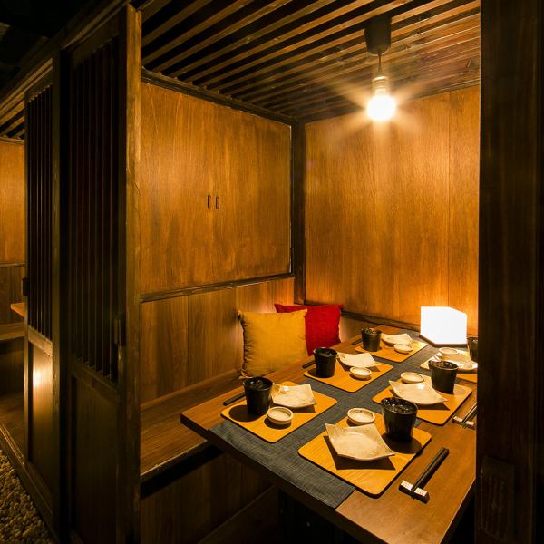 木のぬくもりを感じる和風の店内は、落ち着いた空間で食事を楽しめます。宴会やビジネスディナーに最適な個室もご用意。大切な時間を、洗練された和の空間でお過ごしください。
