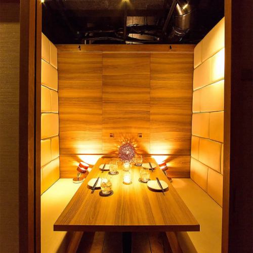 Enjoy a special moment in an elegant private room that exudes the beauty of Japan.